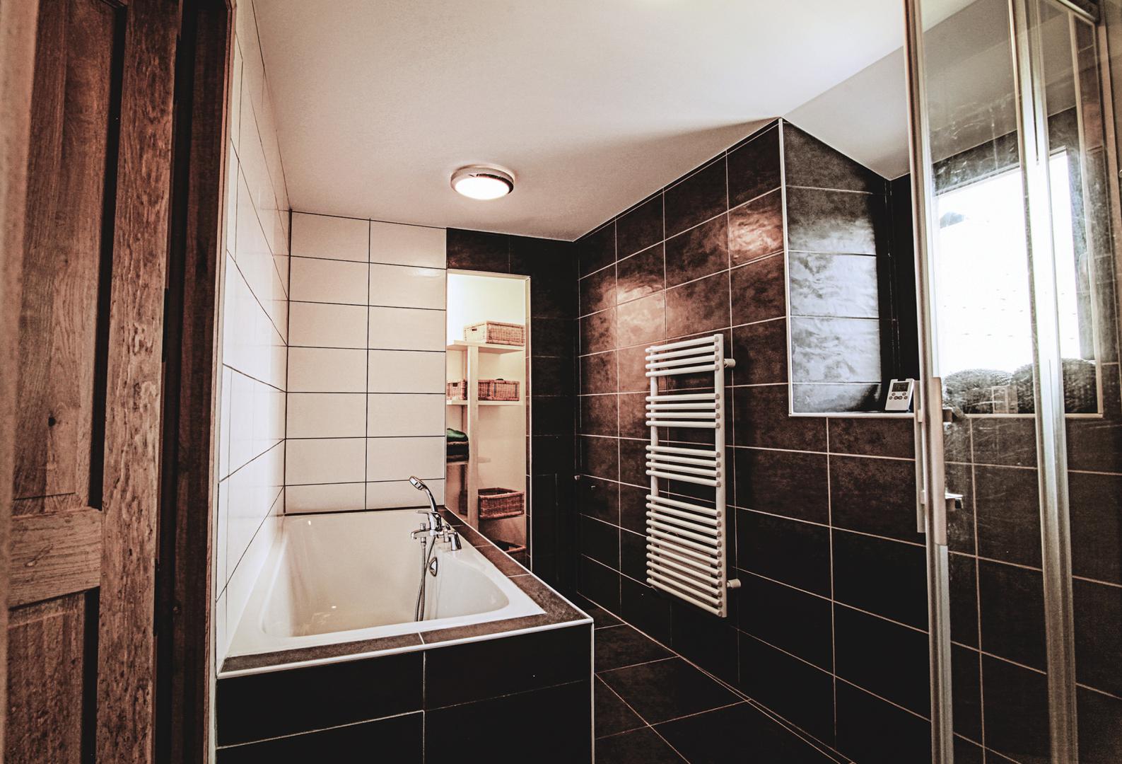 Chambre 1 salle de bains avec baignoire