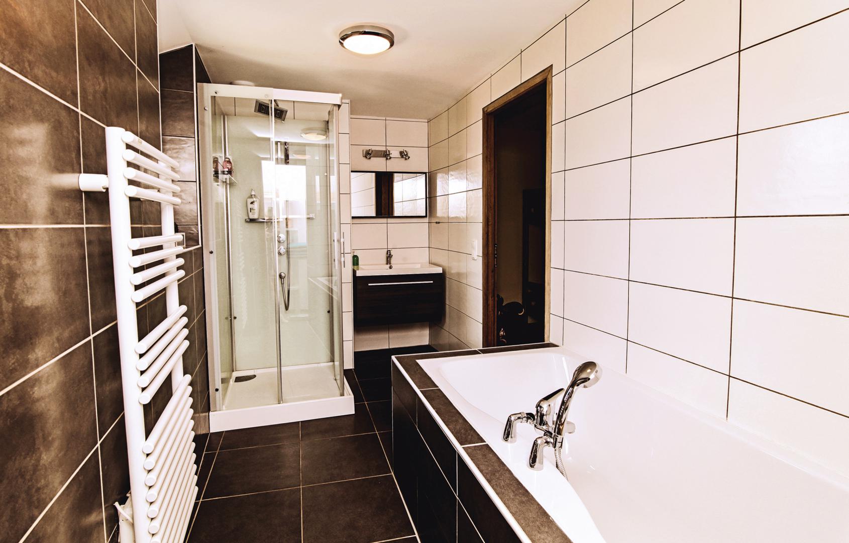 Chambre 1 salle de bains douche et baignoire