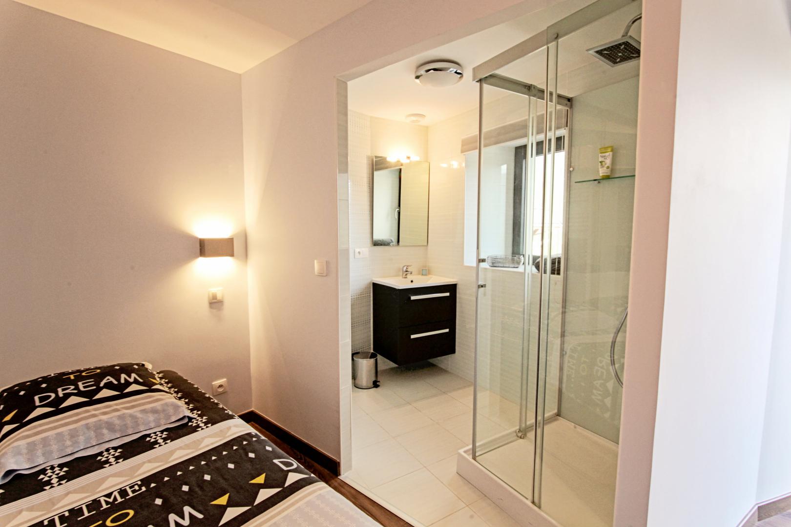 Chambre 2 avec douche